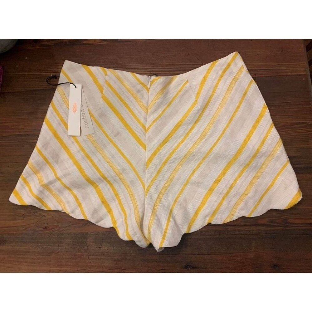 NWT June and Hudson scalloped edge yellow and white shorts, women medium (bin E)